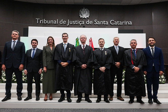 Rubens Schulz, Presidente do TJSC ao centro, ao seu lado esquerdo: Silvio Franco e ao seu lado direito: Andreas Eisele,desembargadores empossados em sessão solene, posando para registro