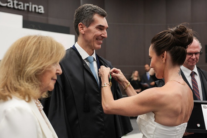 O magistrado Andreas Eisele recebe medalha de sua esposa no plenário do Tribunal de Justiça em cerimônia de posse.