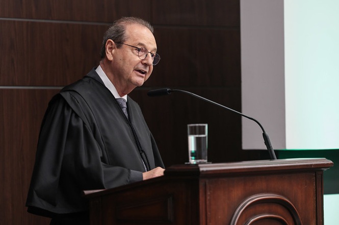 O desembargador Vitoraldo Bridi discursando em sessão solene no plenário do TJSC