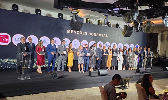 Entrega de menções honrosas.