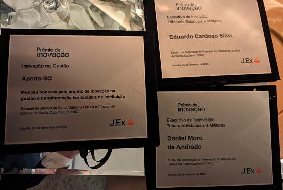 Placas do prêmio de inovação.
