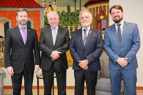 Deputado Moacir Sopelsa e presidente do TJSC, João Henrique Blasi na presença de outros dois colegas. 