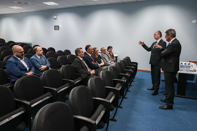 Presidente do TJ, Rubens Schulzpalestrando para uma platéia, ao lado do Juiz Rudson Marcos. 