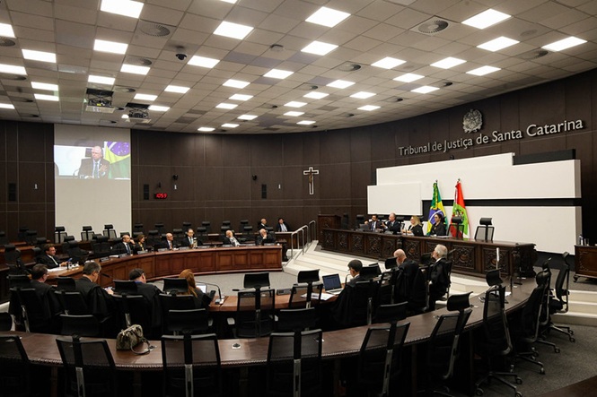 Foto colorida: plenário amplo com autoridades e público, Tribunal de Justiça de Santa Catarina, em sessão institucional