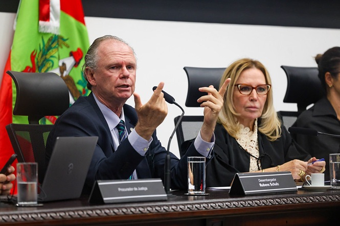 Presidente do Tribunal de Justiça de Santa Catarina, desembargador Rubens Schulz, em mesa diretiva no plenário, ao seu lado está a desembargadora Maria do Rocio Luz Santa Ritta debatendo pautas