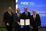 Foto do presidente do TJSC e demais autoridades com o termo de cooperação assinado