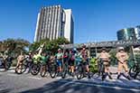 Foto dos participantes do bike jus na frente do prédio da sede TJSC em Florianópolis