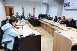Foto geral da sala de sessões com os participantes sentados