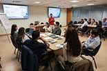 Foto geral do curso com participantes divididos em duas mesas de trabalho