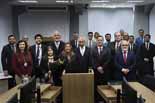 Foto da desembargadora Ana Lia junto com as pessoas que compareceram à homenagem 