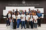 Foto do presidente do TJSC e dos adolescentes beneficiados pela ação
