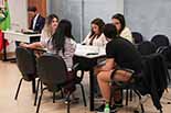 Foto dos participantes do curso sentados em uma mesa de trabalho