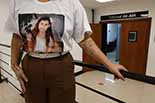 Foto do tronco de uma mulher com a camiseta com a foto do rosto de Ana Beatriz