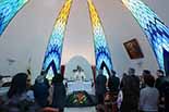 Foto geral voltada ao altar no momento da missa