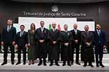 Foto do presidente do TJSC com os desembargadores empossados