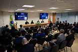 Foto geral da reunião focando na mesa das autoridades