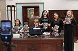 Fotos de seis crianças segurando a revista nas mãos