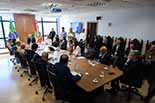 Foto da mesa com os participantes da reunião no salão nobre da presidência