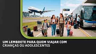 Banner com foto de uma mulher e três crianças com malas de viagem e as imagens e um avião e um ônibus