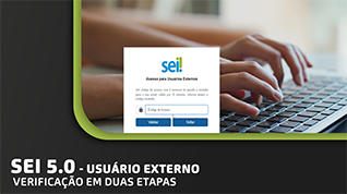 Banner com foto das mãos de uma pessoa e um teclado de computador