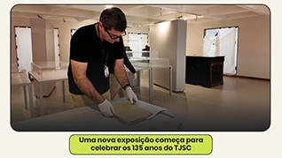 Banner com foto do museólogo do TJSC manipulando materiais do museu