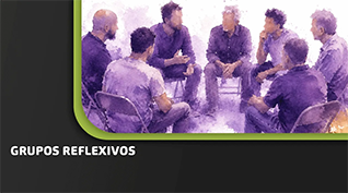 Banner com foto desfocada de um grupo de homens sentados em roda.