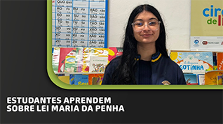 Banner com fundo cinza escuro e imagem de uma estudante no lado direito