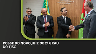 Foto do juiz empossado sendo cumprimentado pelo presidente des. Rubens Schulz com o corregedor-geral e e o 1º vice-presidente ao lado 