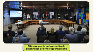 banner com foto geral do evento com foco na mesa de autoridades