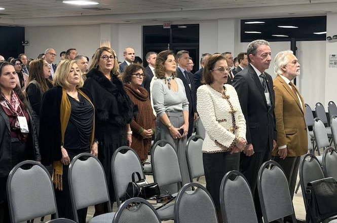 Magistrados em pé assistem a solenidade de abertura do Seminário 