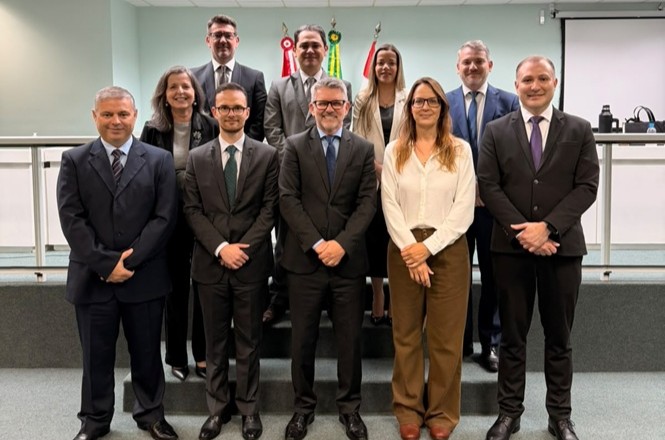 Foto horizontal: desembargador Dinart Francisco Machado posa com magistrados e servidores durante inspeção institucional.