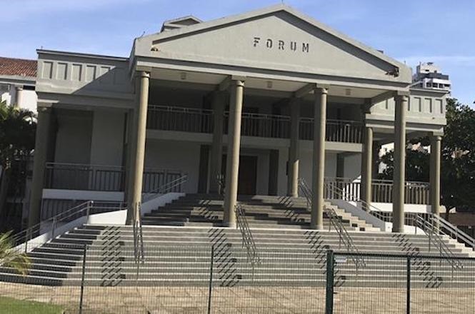 Foto horizontal: fachada do Fórum da comarca de Itajaí, com escadaria de acesso, colunas na entrada principal e a identificação do edifício na parte superior.
