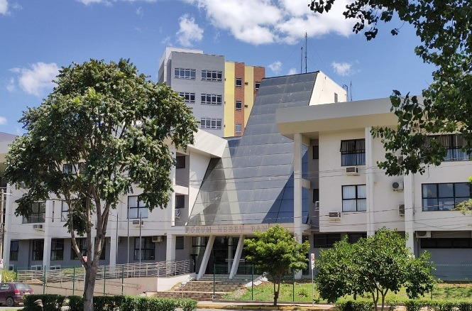 Foto horizontal: fachada do Fórum da comarca de Lages, com arquitetura contemporânea, jardins na área externa e acesso principal voltado para a avenida.
