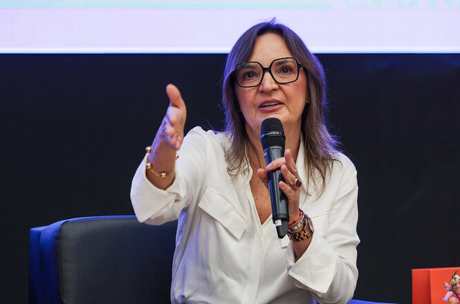 A juíza Naiara Brancher ressaltou, em fala ao público, que as medidas protetivas de urgência são o principal instrumento da Lei Maria da Penha para interromper o ciclo de violência e assegurar proteção imediata às vítimas.