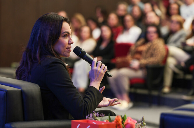 Ana Paula Araújo ressaltou que a informação e a conscientização são fundamentais para salvar vidas e romper o silêncio, enfatizando que enfrentar a violência contra a mulher exige uma mudança de mentalidade.