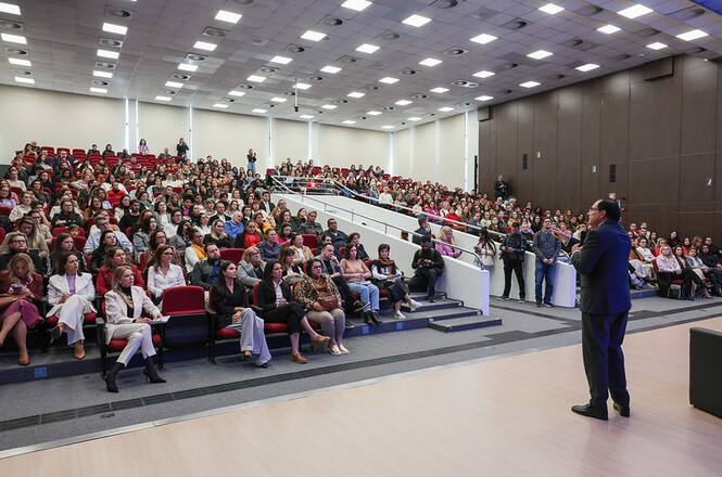 O presidente do TJSC, desembargador Francisco Oliveira Neto, abriu o evento diante de um público atento, acomodado em cadeiras vermelhas.