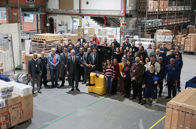 Foto horizontal: desembargador Rubens Schulz posa com servidores e colaboradores durante visita ao centro de armazenamento do acervo documental do TJSC.