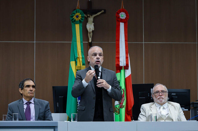 Foto horizontal: Des. Luís Geraldo Sant'Ana Lanfredi, do CNJ, fala durante a cerimônia de lançamento da Central de Regulação de Vagas e do Emprega LaB.