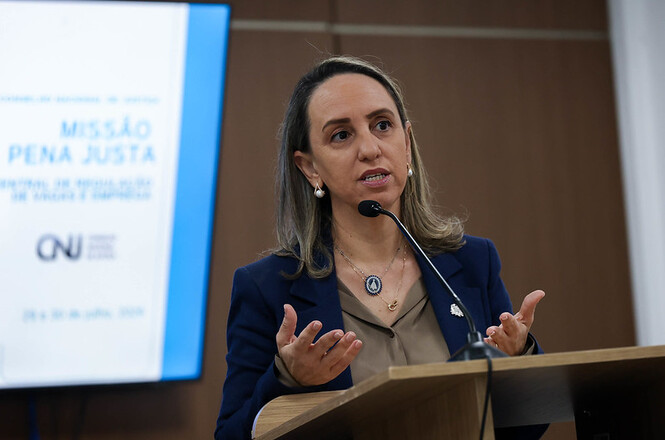 Foto horizontal: Secretária de Estado da Justiça e Reintegração Social, Danielle Amorim Silva, discursa durante o lançamento da Central de Regulação de Vagas e do Emprega LaB.