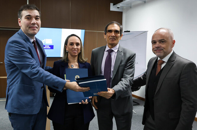 Foto horizontal: Representantes das instituições parceiras exibem o documento que formaliza a implantação da Central de Regulação de Vagas e do Emprega LaB.