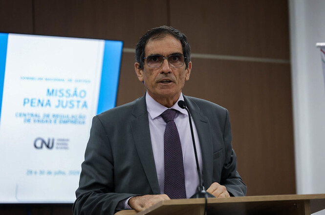 Foto horizontal: Des. Roberto Lucas Pacheco, supervisor do GMF/TJSC, discursa durante o lançamento da Central de Regulação de Vagas e do Emprega LaB.