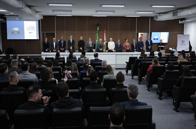 Foto horizontal: Autoridades e convidados participam da cerimônia de lançamento da Central de Regulação de Vagas e do Emprega LaB no TJSC.