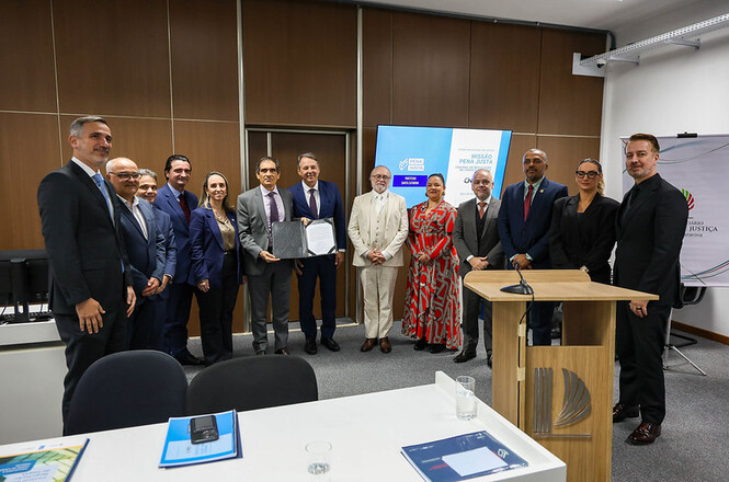 Foto horizontal: Autoridades formalizam parceria durante cerimônia de lançamento