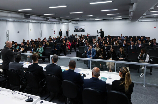 Foto horizontal: Auditório reúne magistrados, servidores e representantes de instituições para o lançamento da Central de Regulação de Vagas e do Emprega LaB.