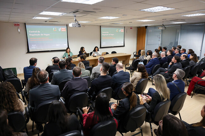 Foto horizontal: Auditório reúne representantes do sistema de Justiça para debate sobre a Central de Regulação de Vagas.