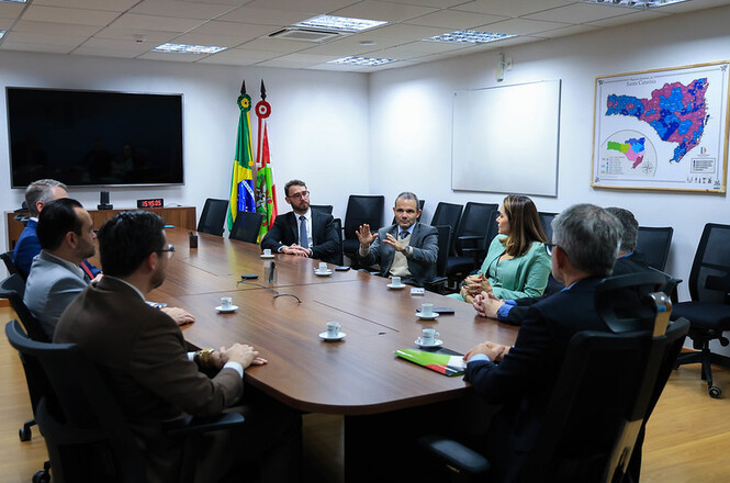 Foto horizontal: des. Dinart Francisco Machado conversa com autoridades durante reunião na Corregedoria-Geral da Justiça de Santa Catarina.