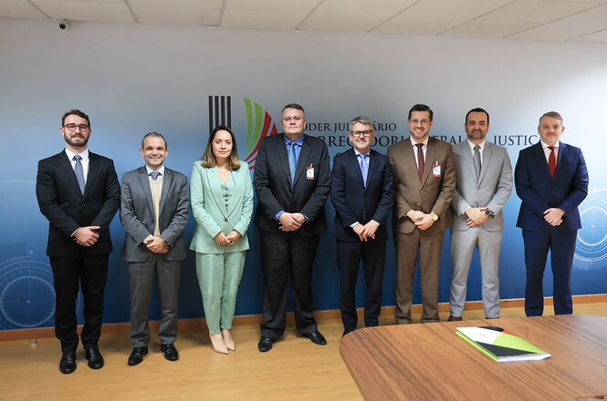 Foto horizontal: grupo de autoridades posa para foto na Corregedoria-Geral da Justiça de Santa Catarina.