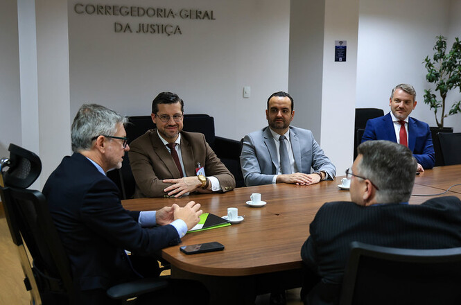 Foto horizontal: des. Dinart Francisco Machado conversa com autoridades durante reunião na Corregedoria-Geral da Justiça de Santa Catarina.
