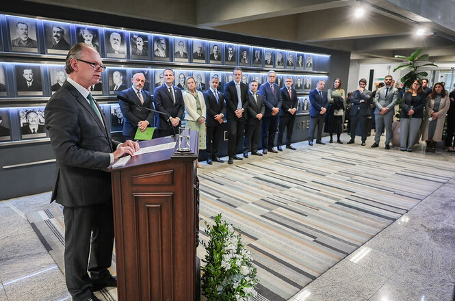 Foto horizontal: presidente do TJSC, desembargador Rubens Schulz, discursa no púlpito diante de autoridades e convidados.