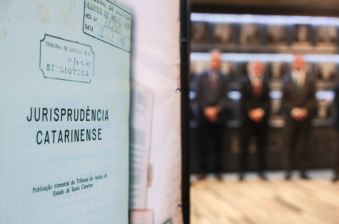 Foto horizontal: exemplar da publicação Jurisprudência Catarinense em destaque durante exposição histórica do TJSC.